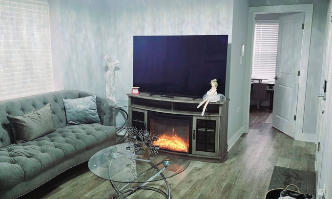 Greater Grand Crossing House | Cozy & Near Downtown, Hyde Park & the Metra