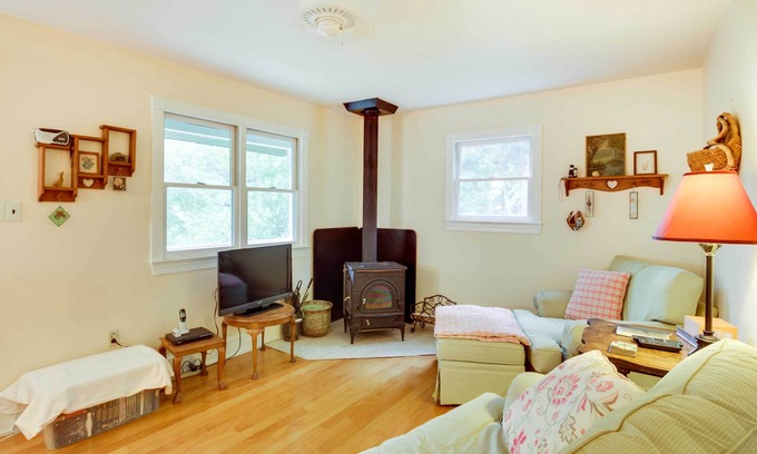 Montebello Cottage | Cozy 'Nonny Cottage' Near Appalachian Trail!
