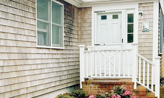 Oak Bluffs House | Cozy Oak Bluffs Cottage walk to town Pet Friendly