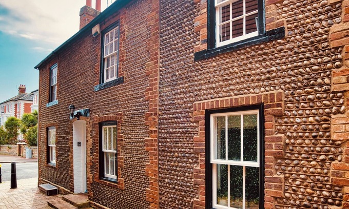 Eastbourne Cottage | Cozy old Cottage nr all Attractions, now booking for Autumn and Winter