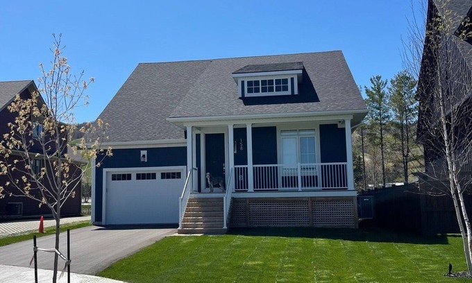The Blue Mountains House | Cozy open concept HILL VIEW house, walk to Ski & Village, outdoor hot tub & pool
