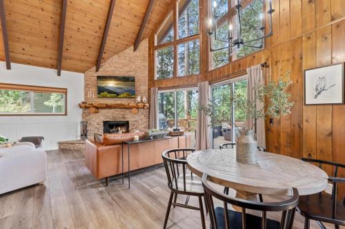 Blue Jay House | Cozy Owl Lodge, Central AC & Hea, Spa Tub & BBQ