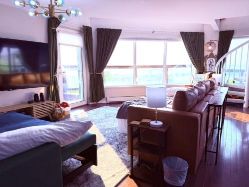Observation Hill House | Cozy Panoramic Lake and Lift Bridge Views