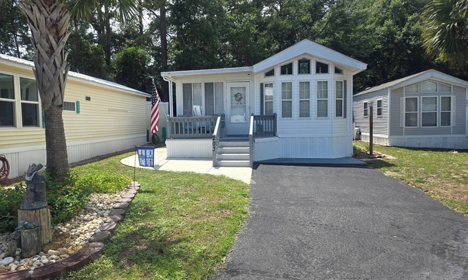 North Myrtle Beach RV Rental | Cozy Park Model home in charming RV Park located in North Myrtle Beach