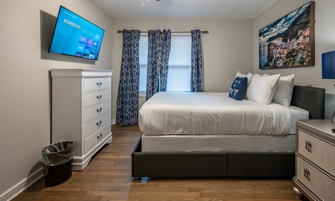 Lakewood House | Cozy Pet Friendly 2BR Near Mercedes Benz Stadium