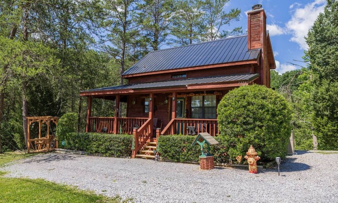 Gatlinburg - Pigeon Forge Cabin | Cozy Pet Friendly Cabin! Pool Access, & Hot Tub!