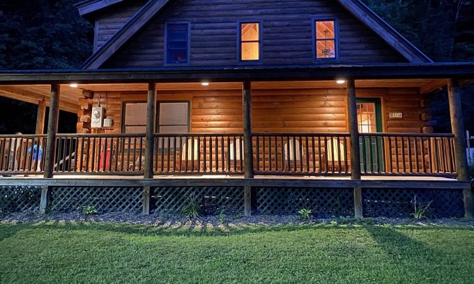 Ludlow Cabin | Cozy Pet-Friendly Log Cabin, 1/2 mile to Okemo