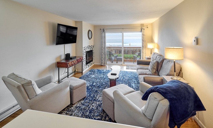Lincoln City Condo | Cozy Pet-Friendly Condo in Lincoln City with Fireplace, Pool & Hot Tub access!