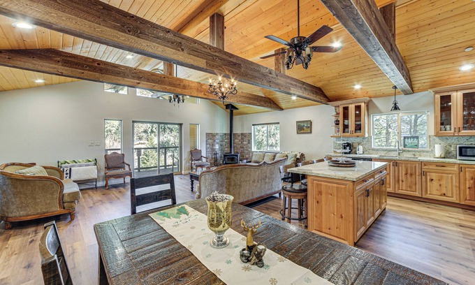 Pine Mountain Club Cabin | Cozy Pine Mountain Club Cabin w/Large Deck