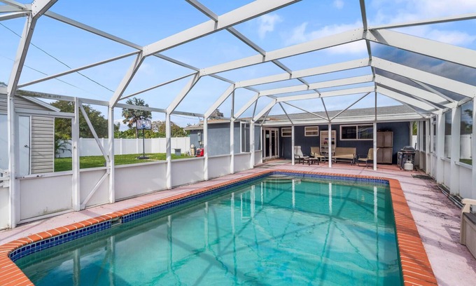 Lake Park House | Cozy Pool House l Weekly Stays l Near Beach & Park