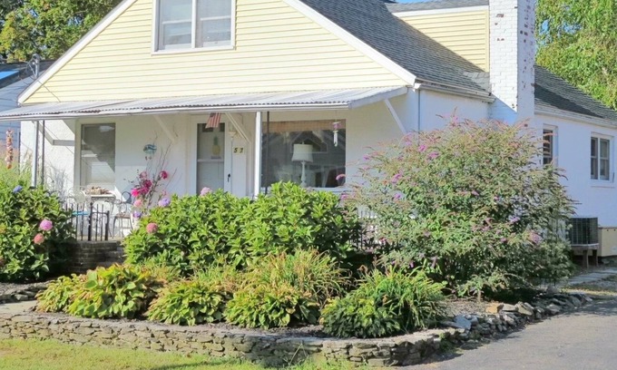 Old Lyme House | Cozy pristine beautifully maintained house in Hawk’s Nest Beach, Old Lyme, CT.