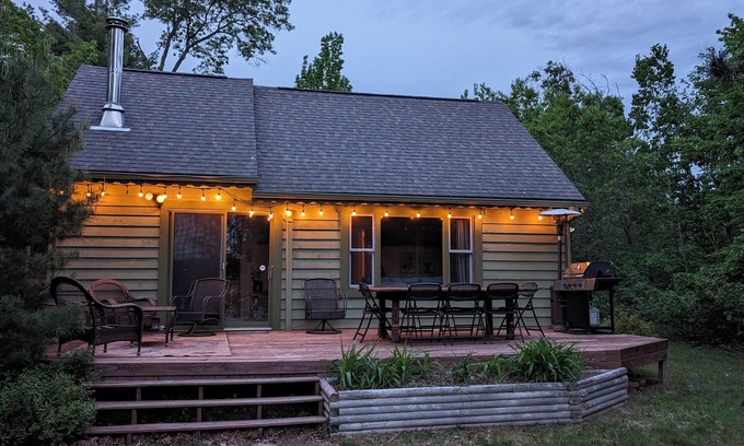 Webster Cabin | Cozy Private Lake Cottage 3-bedroom in the Northwoods with AC, Wi-Fi