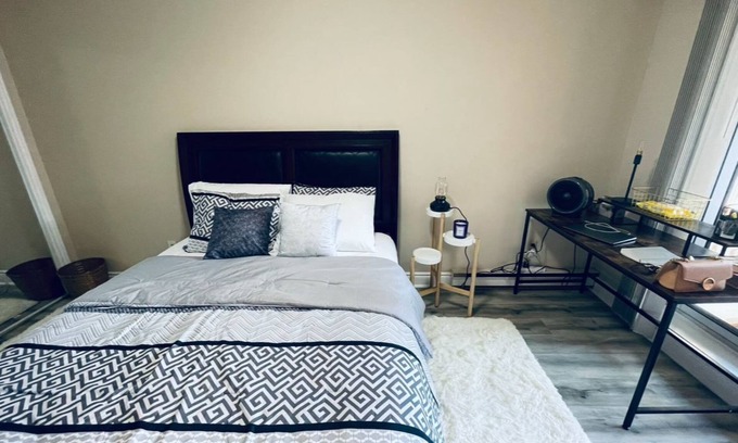 Mississauga House | Cozy Private Room+Balcony - 1' walk to GO train and bus station