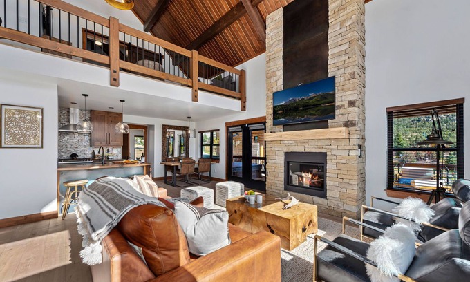 Estes Park Cabin | Cozy & Relaxing – Indoor/Outdoor Fireplace, Jacuzzi and BBQ grill