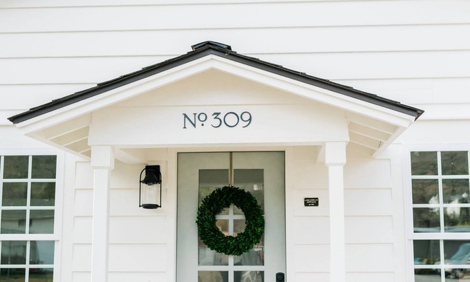 Chelan House | Cozy renovated cottage - 5 min walk to beach & dwtn