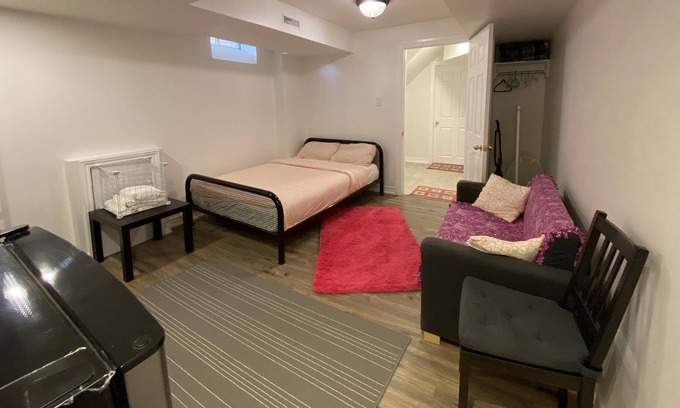 Richmond Hill House | Cozy Renovated Studio Room with private entrance