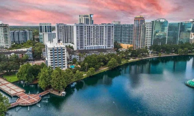South Eola Apartment | Cozy retreat getaway! Family-sized | By Lake Eola