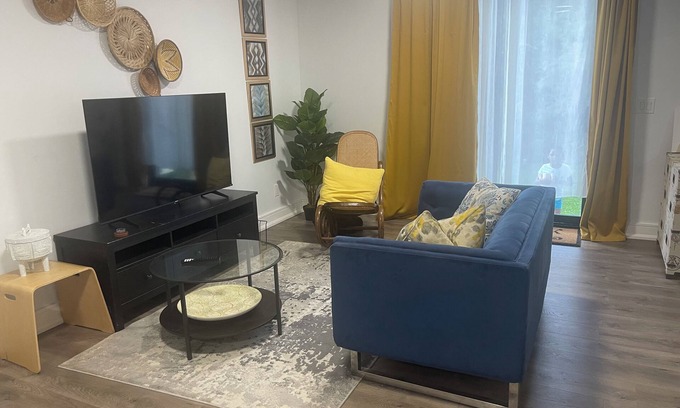Durham Region Apartment | Cozy retreat! Perfect for two. Relax & unwind in this charming space.
