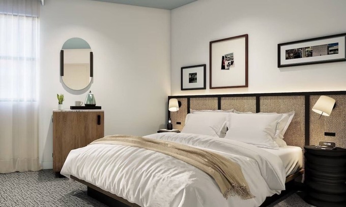 Waikiki Hotel | Cozy Room Steps Away from Waikiki Beach | Pool