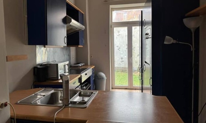 Kaiserslautern Apartment | Cozy Room with garden view in the city center