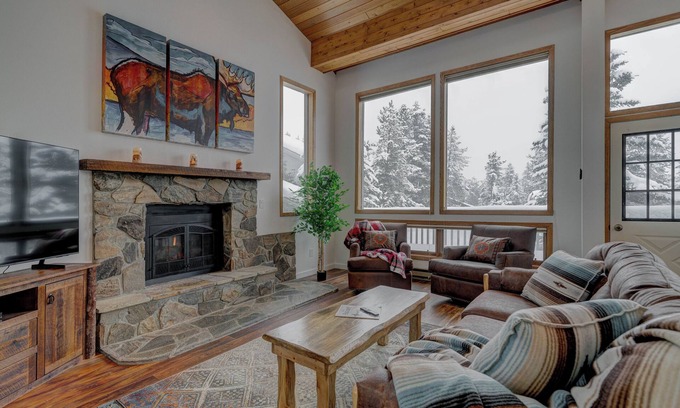 Big Sky Condo | Cozy Rustic Condo minutes from Big Sky Resort & Town Center! Hot Tub & Sauna!