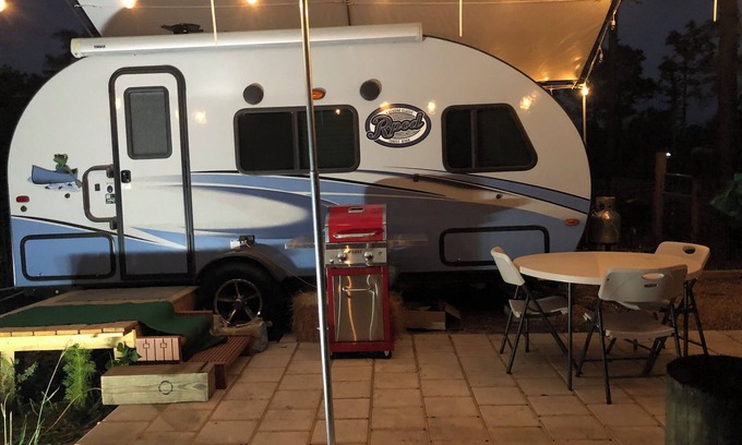 Geneva House | Cozy RV with AC, washer and dryer WiFi in Beautiful Geneva