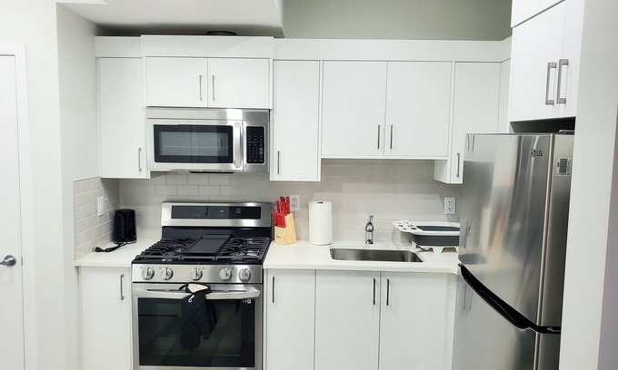 Calgary House | Cozy & Safe 2 Bedroom Private Suite Close to Airport
