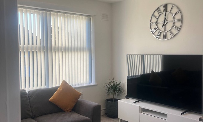 Trafford Apartment | Cozy Sale Apartment Retreat