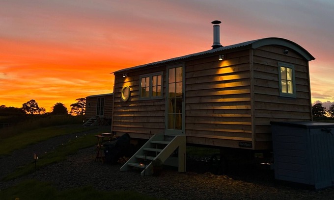 Chittlehampton Cabin | Cozy Shepherds hut With Hottub