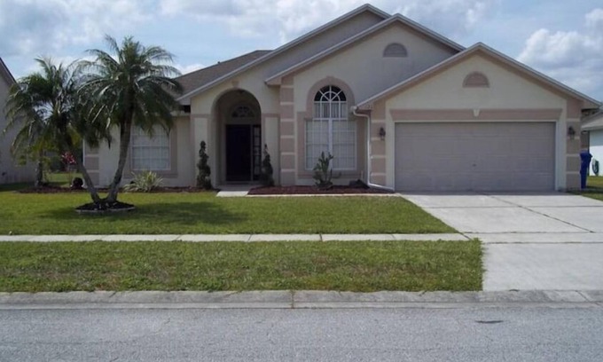 Kissimmee House | Cozy single-family home, close to theme parks, restaurants. Give Kids the World.