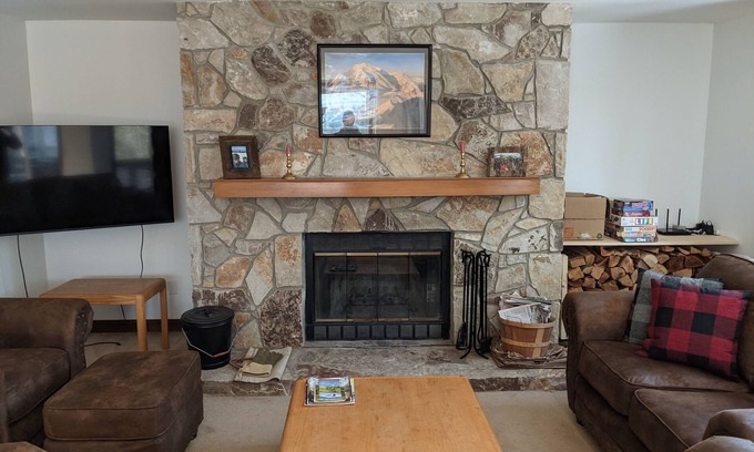 West Dover Condo | Cozy ski-in/ski-out condo on Mount Snow w/fireplace