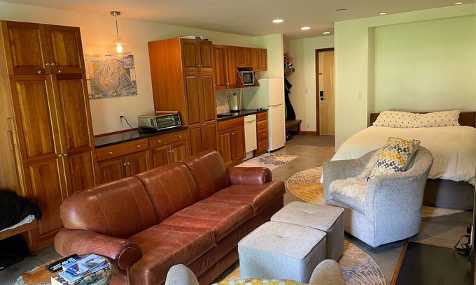 Carrabassett Valley Apartment | Cozy ski-in/ski-out condo on Sugarloaf Mountain