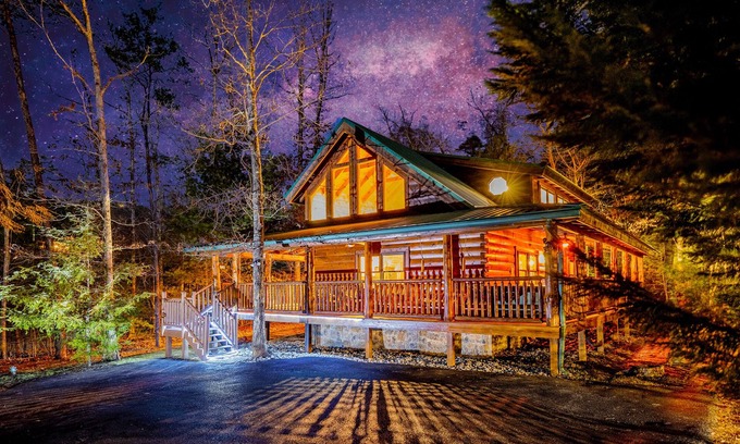 Gatlinburg - Pigeon Forge Cabin | Cozy Smoky Mountain Cabin with Hot Tub 🐶 PET FRIENDLY. ♥️