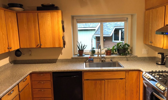 Abbott Loop Apartment | Cozy Southside location