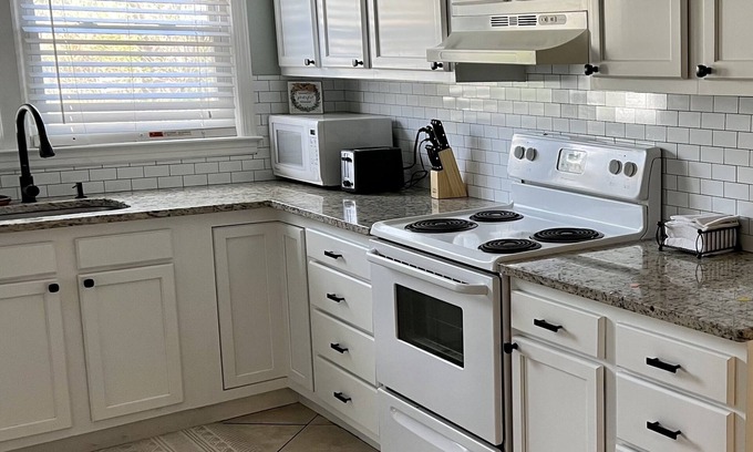 Windsor Forest House | Cozy Southside Savannah 3 Bed room 2 Bath home - 15 Minutes to downtown Savannah
