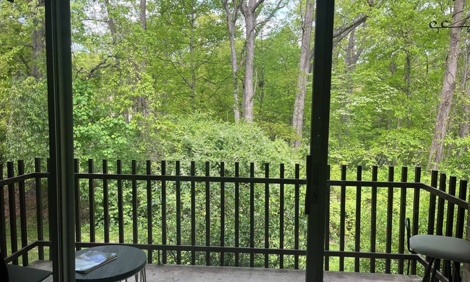 Reston Condo | Cozy space is nestled in quiet area, nearby capital city, parks and attractions