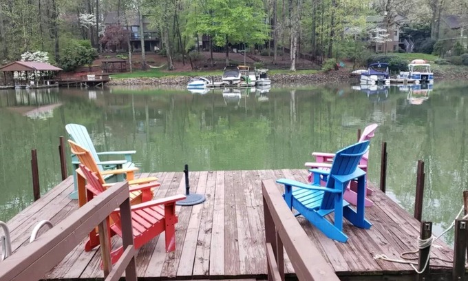 Mount Mourne House | Cozy, sprawling lakefront house on cove for family fun and entertaining!