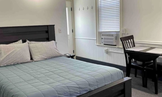 Burlington Apartment | Cozy Studio 1/2 block to Church St & Shops-Pets