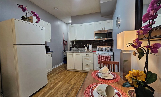Junction Triangle Apartment | Cozy Studio 10 minutes walk to Lansdowne Subway Station