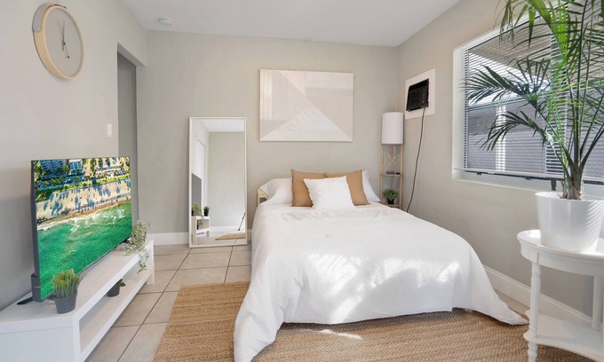 Fort Lauderdale Apartment | Cozy Studio Centrally Located With Free Parking, Minutes to Airport & Beach