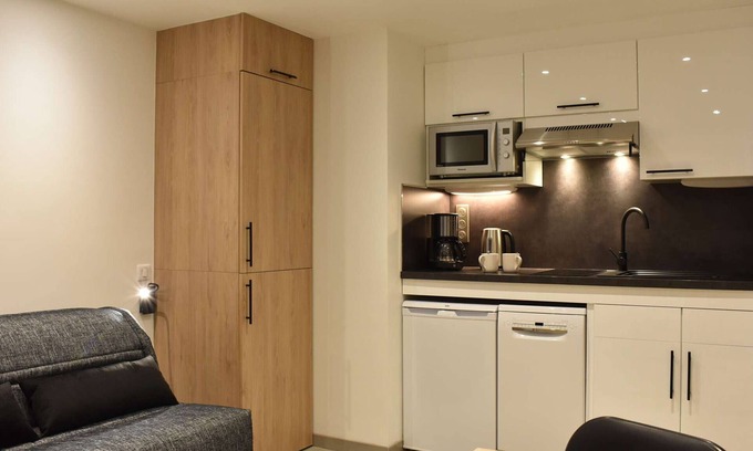 Meribel Apartment | Cozy Studio for 2 near Ski Slopes in Méribel with Modern Amenities