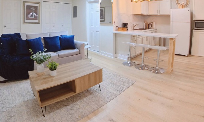 Orlando Apartment | Cozy studio in enchanting Orlando close to all attractions w/AC, WiFi/King bed