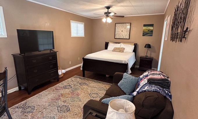 Lafayette Apartment | Cozy studio in the heart of Lafayette with WiFi, AC