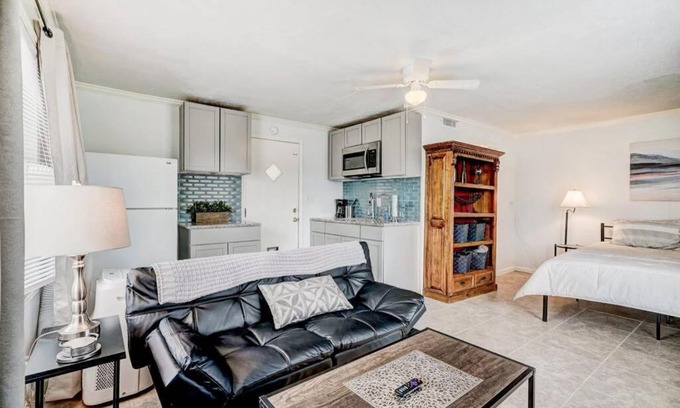 Corridor South Apartment | Cozy Studio Near Paseo Apartment - Fast WiFi