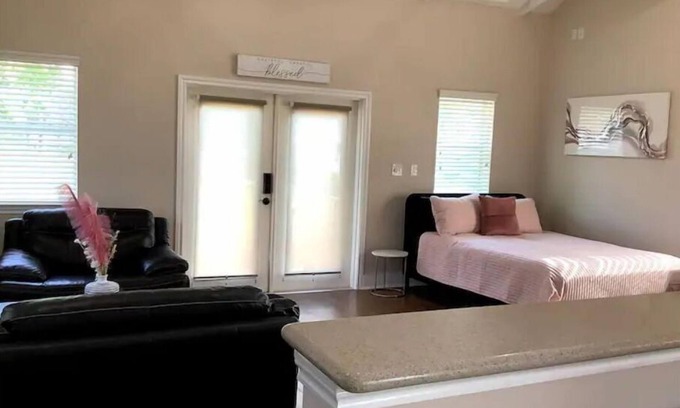 Northside House | Cozy Studio on Large Lot, Near Downtown and IAH!