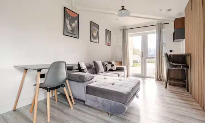 Ashford Apartment | Cozy Studio Retreat, Sleeps 2 with free parking