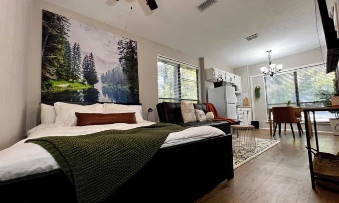Gainesville Apartment | Cozy Studio Retreat in Central Gainesville – Minutes to UF & Shands