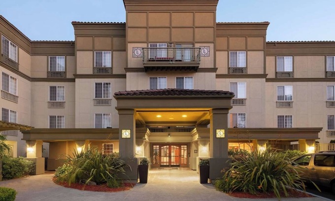 Snail Hotel | Cozy Studio Suite w/Kitchen + Plush Bedding & Outdoor Fire Pit - Pets Welcome