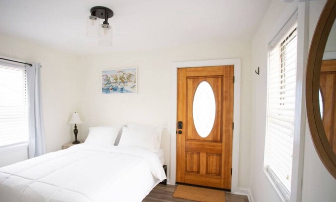 Jacksonville Beach House | Cozy Studio - Blocks from the Ocean!
