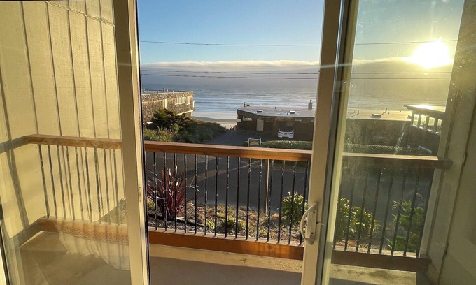 Lincoln City Condo | Cozy Studio with Ocean Views, King Adjustable Bed, Fireplace & Pet Friendly